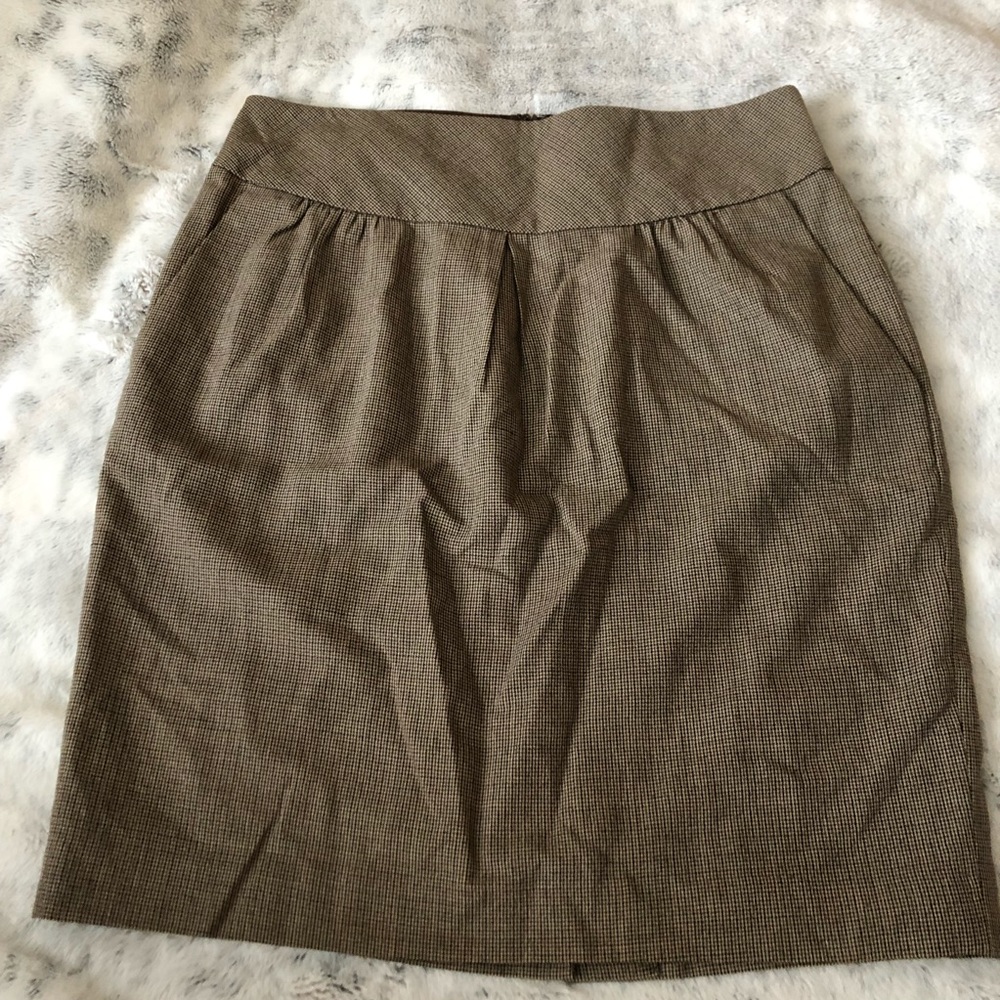 LOFT skirt. Brown tweed with pockets. Size 6.